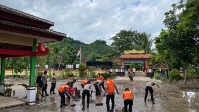 Tim SAR Polda Lampung Turun Membersihkan Rumah Warga dan Sekolah Yang Terdampak Banjir