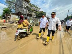 Tri Adhianto Bersama Bima Arya Melihat Kondisi Kali Bekasi Dan Mendata Korban Banjir Sesuai Kriteria