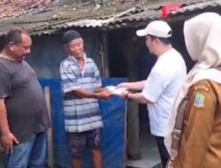 Kades Cipayung Bersama Pengurus Yayasan SD Islam Cika Harapan Beri Santunan Warga Kurang Mampu dan Terdampak Banjir
