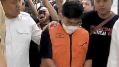 Digiring Polisi, Tampang Pelaku Penganiayaan Satpam Rumah Sakit di Bekasi Tertunduk Lesu