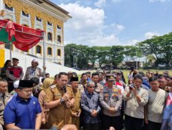 Ratusan Warga Tabir Raya Merangin Gelar Aksi Damai di Depan Kantor Bupati