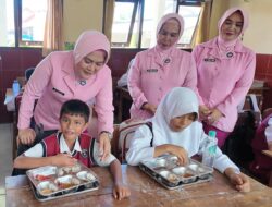 Ketua Bhayangkari Cabang Lampung Selatan Tinjau Program Makan Bergizi di TK Kemala Bhayangkari dan SDN 2 Way Urang