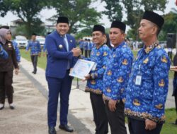 Bupati M. Syukur Berikan 14 Penghargaan dan 3 Ambulans di HKN Ke-61