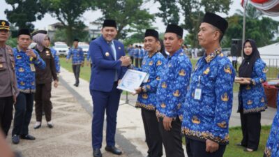 Bupati M. Syukur Berikan 14 Penghargaan dan 3 Ambulans di HKN Ke-61