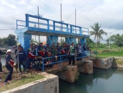Perlancar Aliran Air Irigasi, Pemdes Sumberreja dan PJT II Bersihkan Eceng Gondok