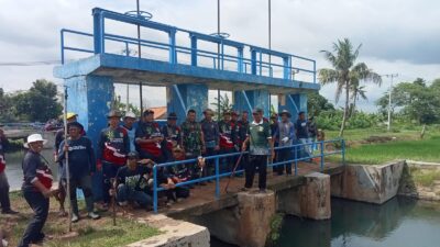 Perlancar Aliran Air Irigasi, Pemdes Sumberreja dan PJT II Bersihkan Eceng Gondok