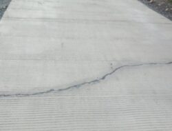 Kualitas Buruk, Baru Sepekan Dibangun, Jalan Cor Kalirejo – Margacatue Sudah Rusak