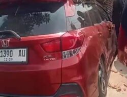 Hindari Sepeda Motor, Sebuah Mobil MPV Menabrak Warung Buah Cabangbungin Bekasi