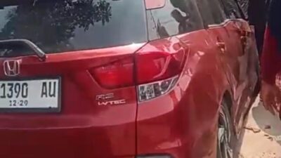 Hindari Sepeda Motor, Sebuah Mobil MPV Menabrak Warung Buah Cabangbungin Bekasi