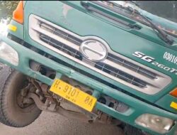 Kontainer Bermuatan 1.700 Sak Semen Amblas di Bekas Galian Kabel Pasir Gombong