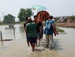 Jenazah Diarak Menembus Banjir, Rob Parah Lumpuhkan Kecamatan Muara Gembong