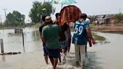 Jenazah Diarak Menembus Banjir, Rob Parah Lumpuhkan Kecamatan Muara Gembong