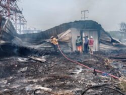 Gudang Kayu di Tarumajaya Hangus Terbakar, Proses Pemadaman Hampir Empat Jam
