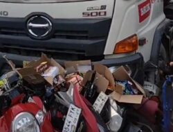 Truk Mixer Oleng di Kalimalang, Belasan Motor Rusak Tertabrak